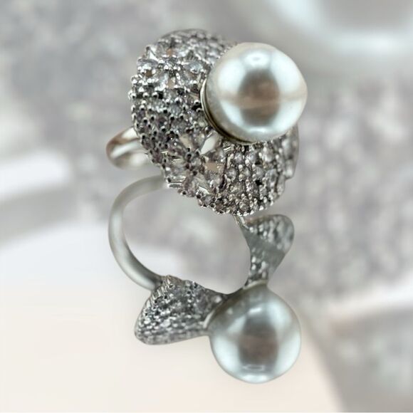 Elegant Pearl & AAA Cubic Zirconia Statement Ring - Picture 3 of 7